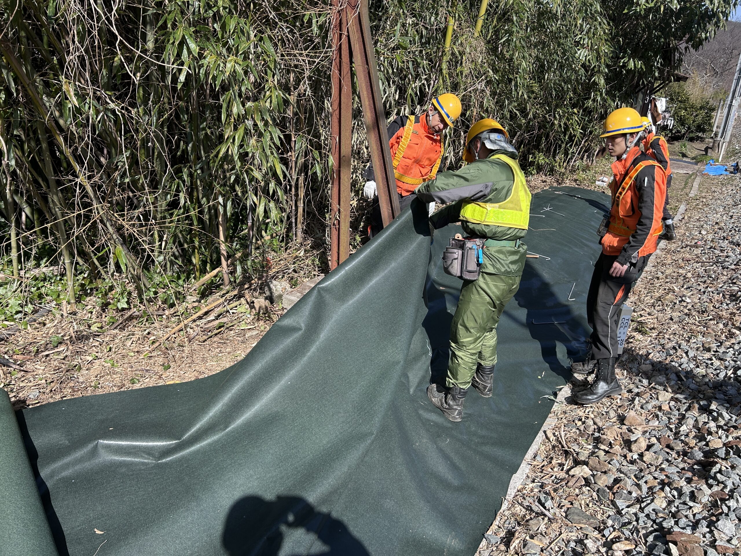 長期的な雑草対策を実現する防草シート施工